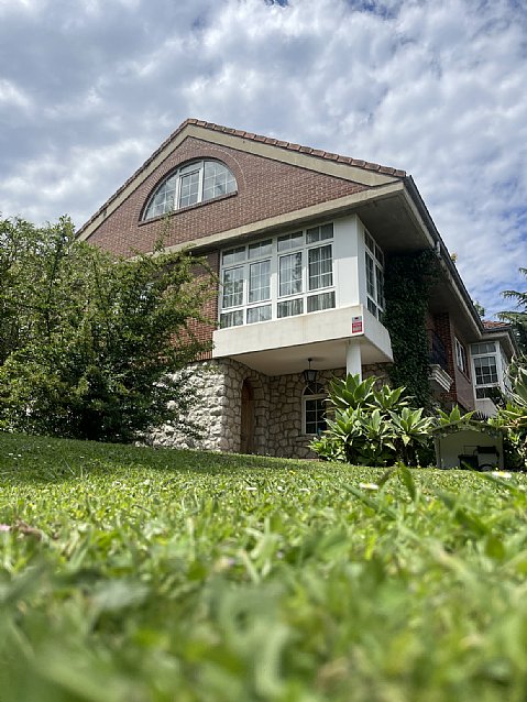 Chalet independiente con una parcela de 5000 metros, y unas impresionantes vistas a la bahia de Santander