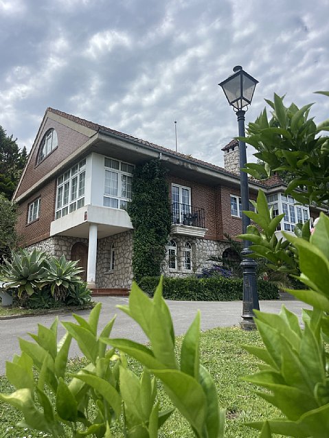 Chalet independiente con una parcela de 5000 metros, y unas impresionantes vistas a la bahia de Santander