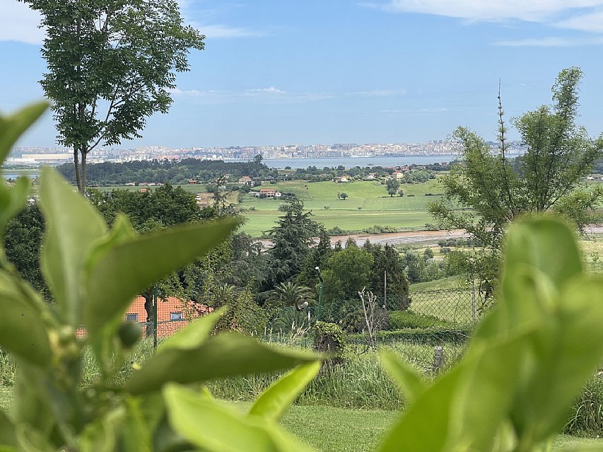 Chalet independiente con una parcela de 5000 metros, y unas impresionantes vistas a la bahia de Santander