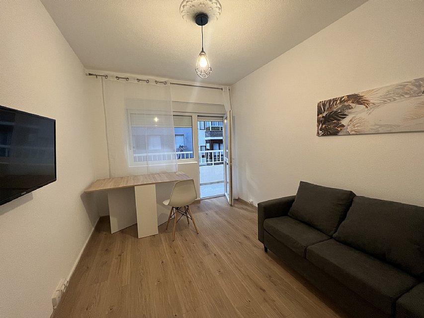 Piso reformado de 2 habitaciones y un baño con terraza