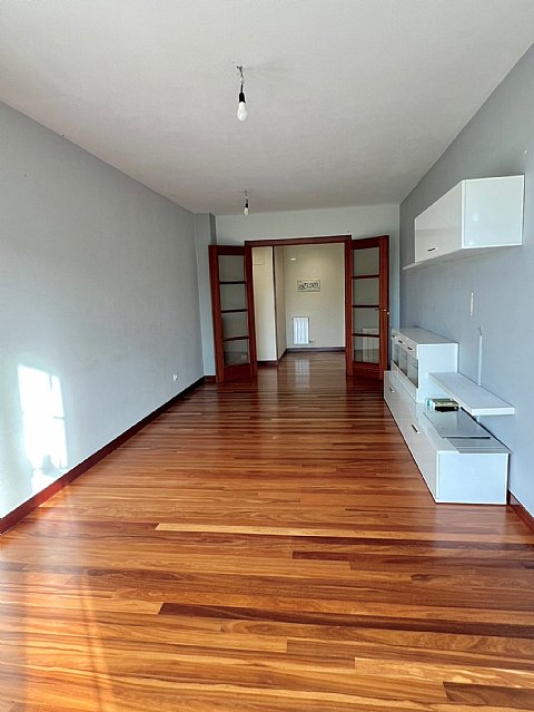 Piso de 3 hab y 1 baño con trastero y 2 plazas de garaje