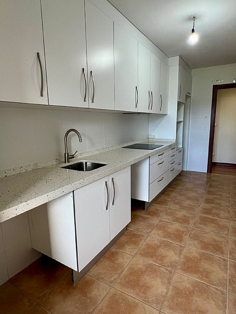 Piso de 3 hab y 1 baño con trastero y 2 plazas de garaje