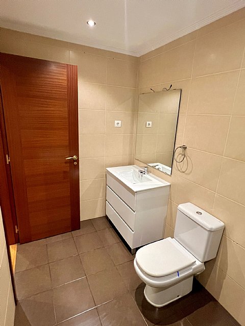 Piso de 3 hab y 1 baño con trastero y 2 plazas de garaje
