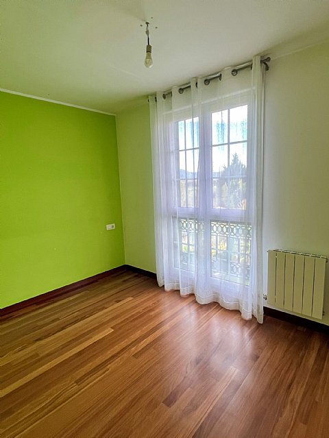 Piso de 3 hab y 1 baño con trastero y 2 plazas de garaje