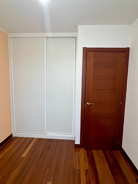 Piso de 3 hab y 1 baño con trastero y 2 plazas de garaje