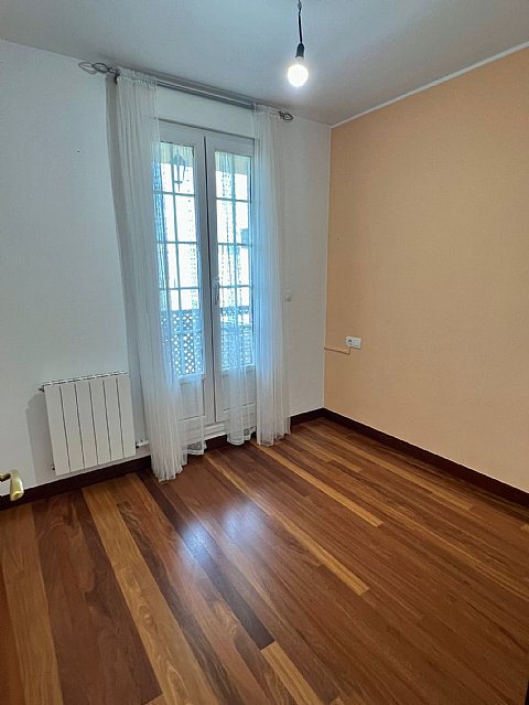 Piso de 3 hab y 1 baño con trastero y 2 plazas de garaje