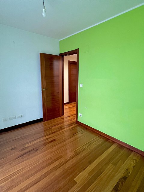 Piso de 3 hab y 1 baño con trastero y 2 plazas de garaje