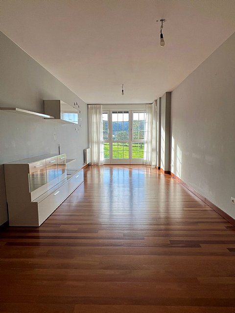 Piso de 3 hab y 1 baño con trastero y 2 plazas de garaje