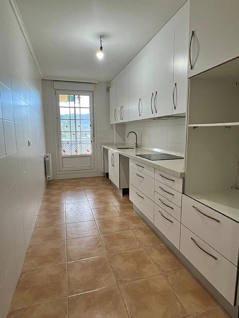 Piso de 3 hab y 1 baño con trastero y 2 plazas de garaje