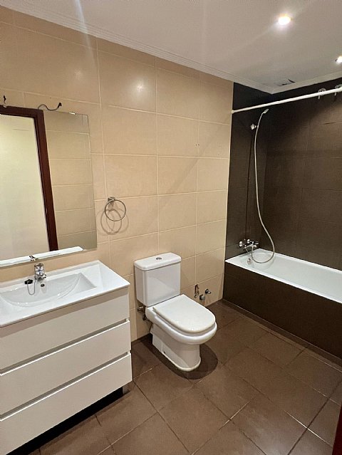 Piso de 3 hab y 1 baño con trastero y 2 plazas de garaje