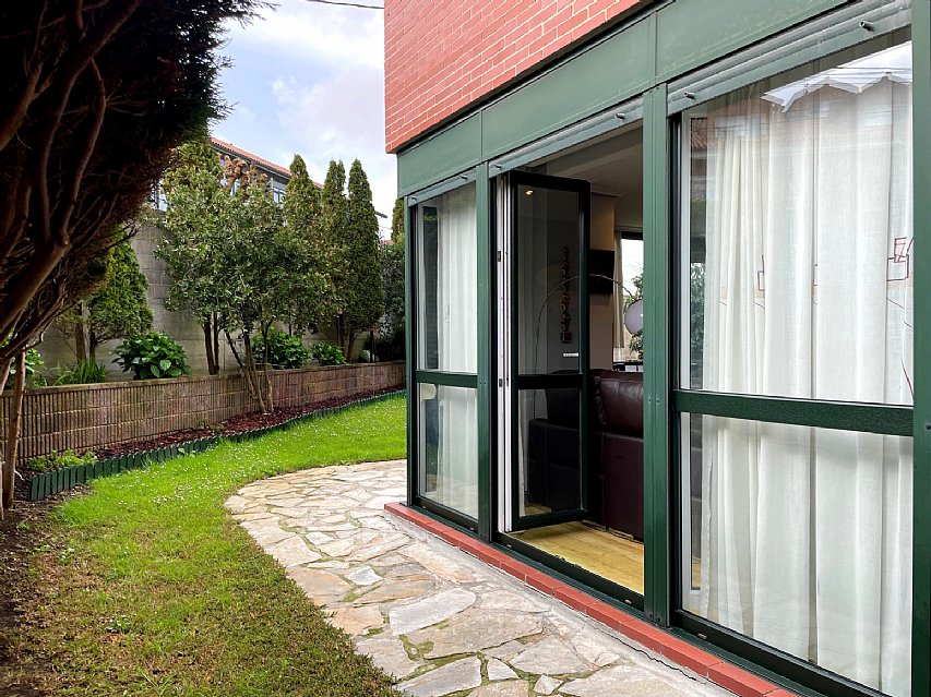 Estupenda vivienda con jardín privado, garaje y piscina comunitaria 