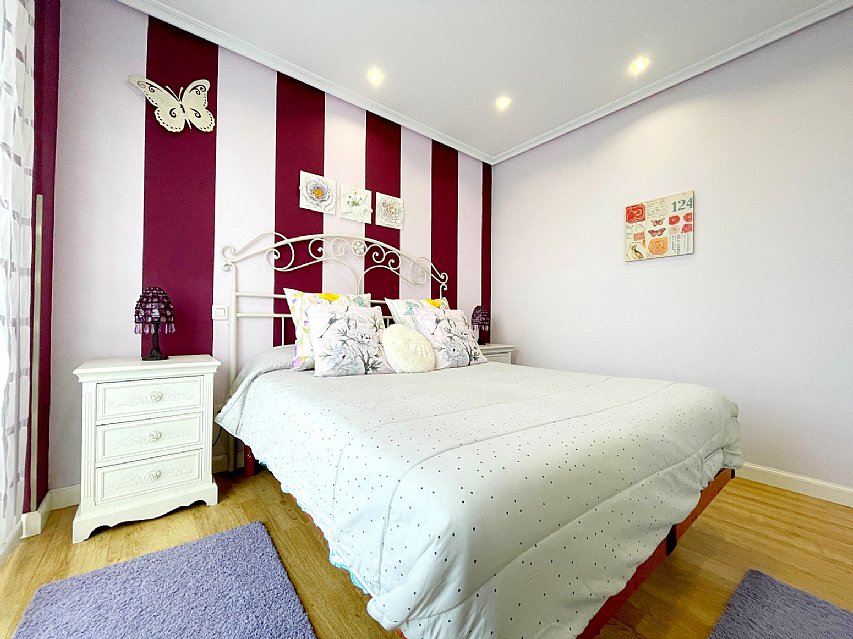 Estupenda vivienda con jardín privado, garaje y piscina comunitaria 