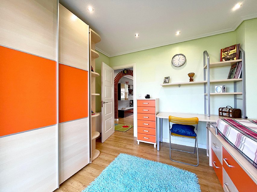 Estupenda vivienda con jardín privado, garaje y piscina comunitaria 