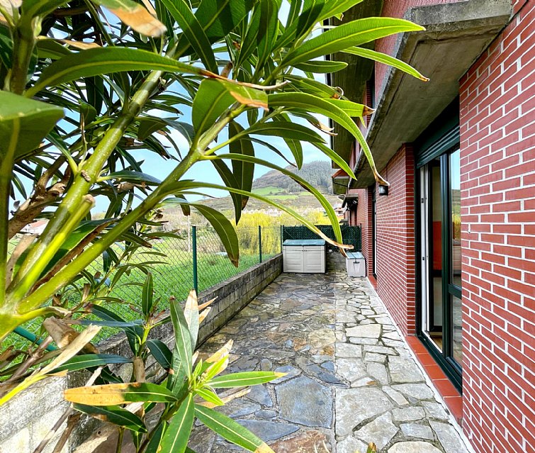 Estupenda vivienda con jardín privado, garaje y piscina comunitaria 