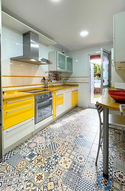 Estupenda vivienda con jardín privado, garaje y piscina comunitaria 