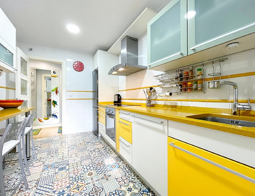 Estupenda vivienda con jardín privado, garaje y piscina comunitaria 