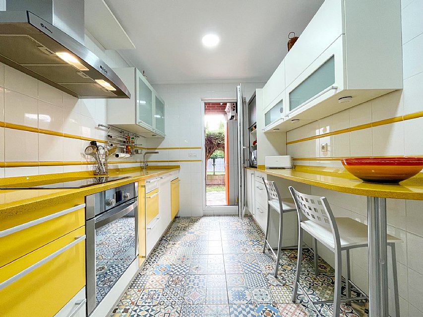 Estupenda vivienda con jardín privado, garaje y piscina comunitaria 