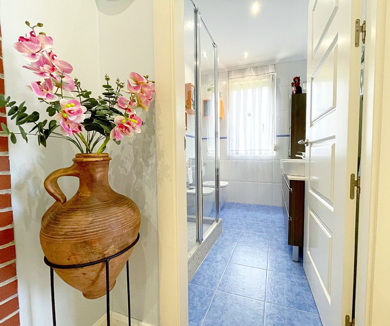 Estupenda vivienda con jardín privado, garaje y piscina comunitaria 