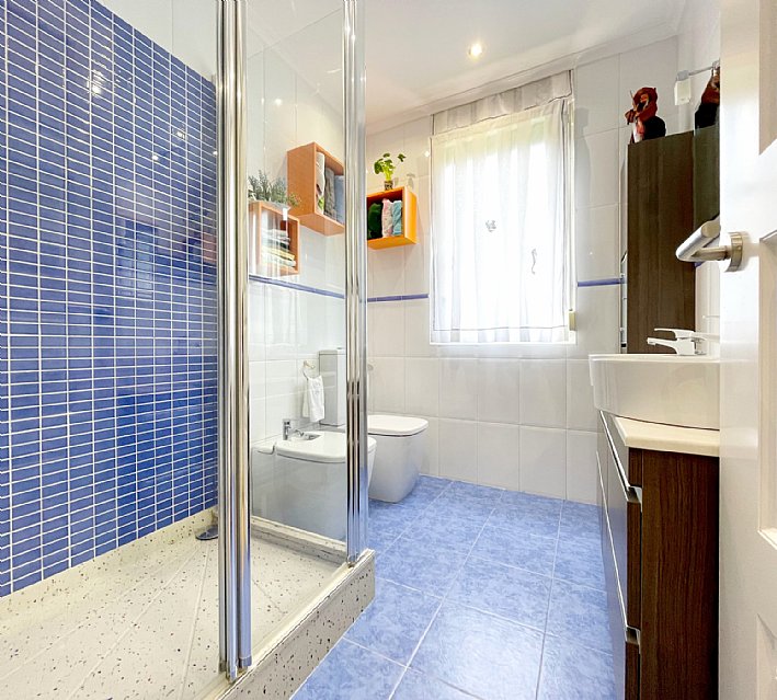 Estupenda vivienda con jardín privado, garaje y piscina comunitaria 