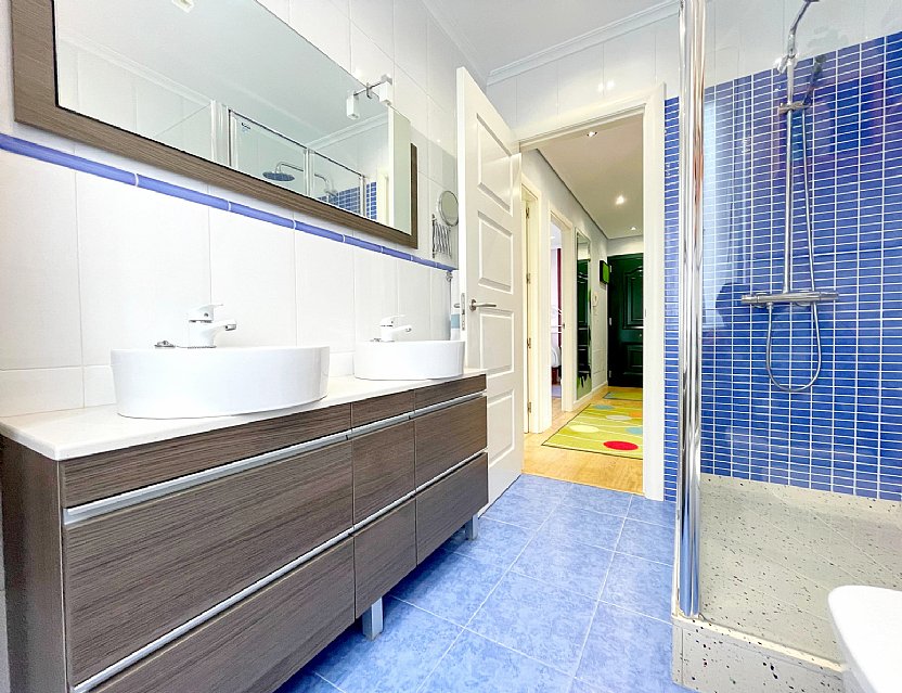 Estupenda vivienda con jardín privado, garaje y piscina comunitaria 