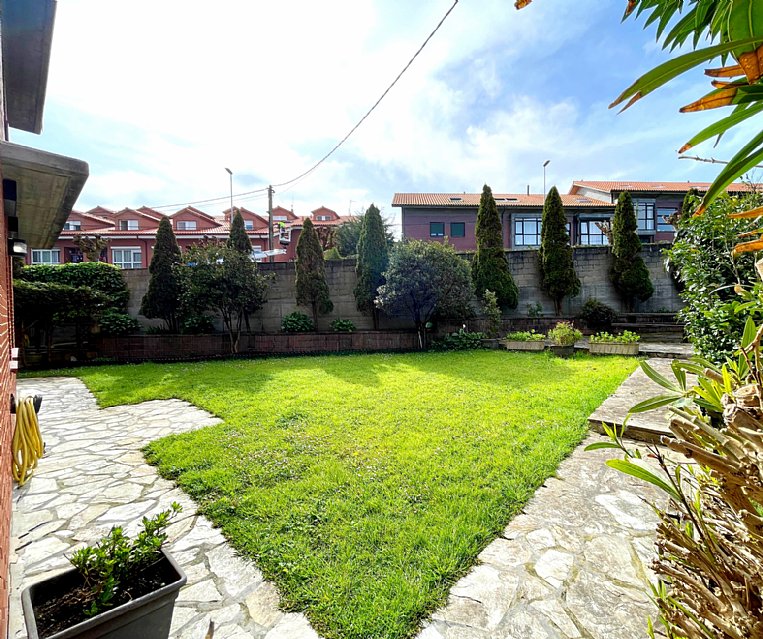 Estupenda vivienda con jardín privado, garaje y piscina comunitaria 