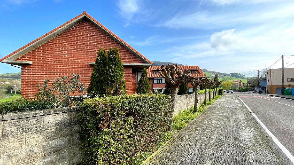 Estupenda vivienda con jardín privado, garaje y piscina comunitaria 