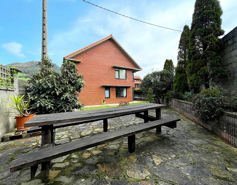 Estupenda vivienda con jardín privado, garaje y piscina comunitaria 