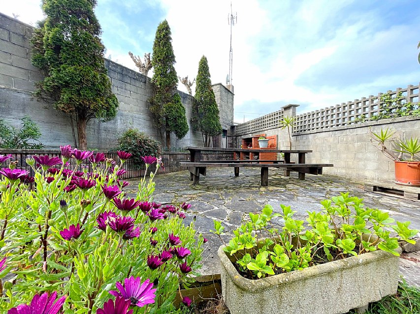 Estupenda vivienda con jardín privado, garaje y piscina comunitaria 