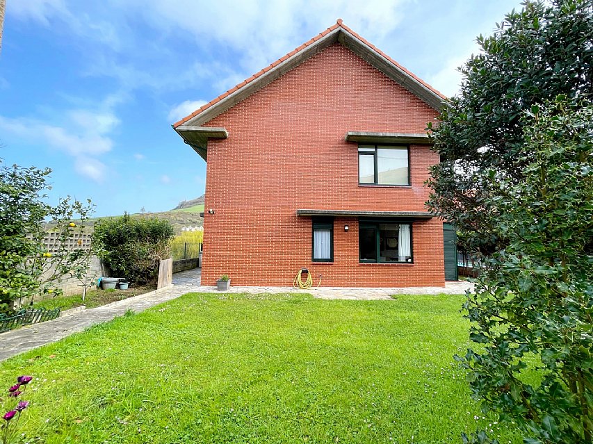 Estupenda vivienda con jardín privado, garaje y piscina comunitaria 