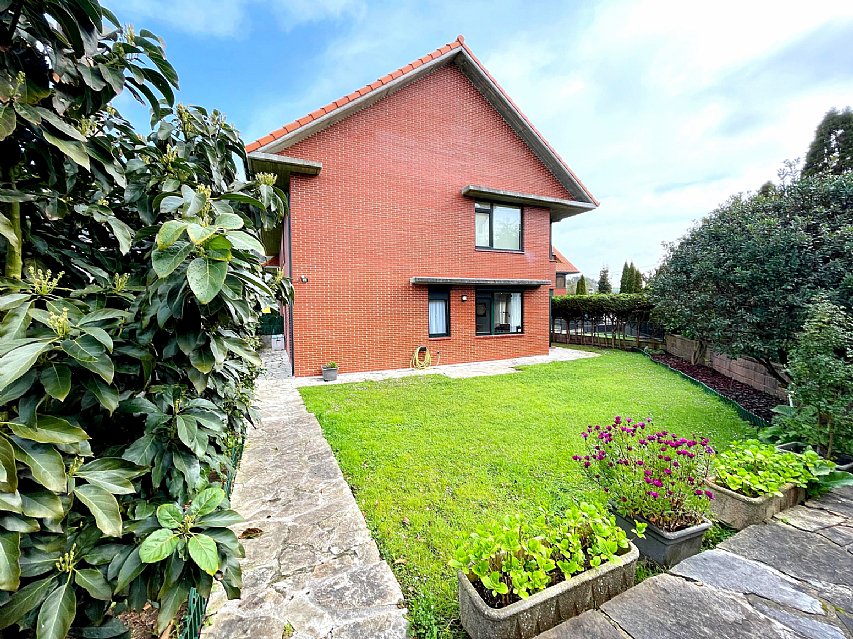 Estupenda vivienda con jardín privado, garaje y piscina comunitaria 