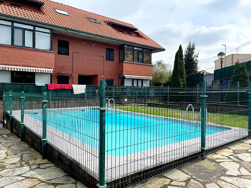 Estupenda vivienda con jardín privado, garaje y piscina comunitaria 