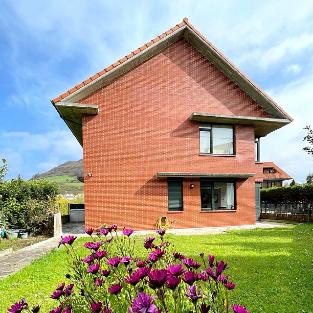 Estupenda vivienda con jardín privado, garaje y piscina comunitaria 