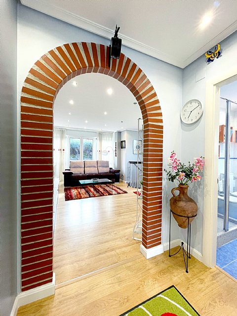 Estupenda vivienda con jardín privado, garaje y piscina comunitaria 