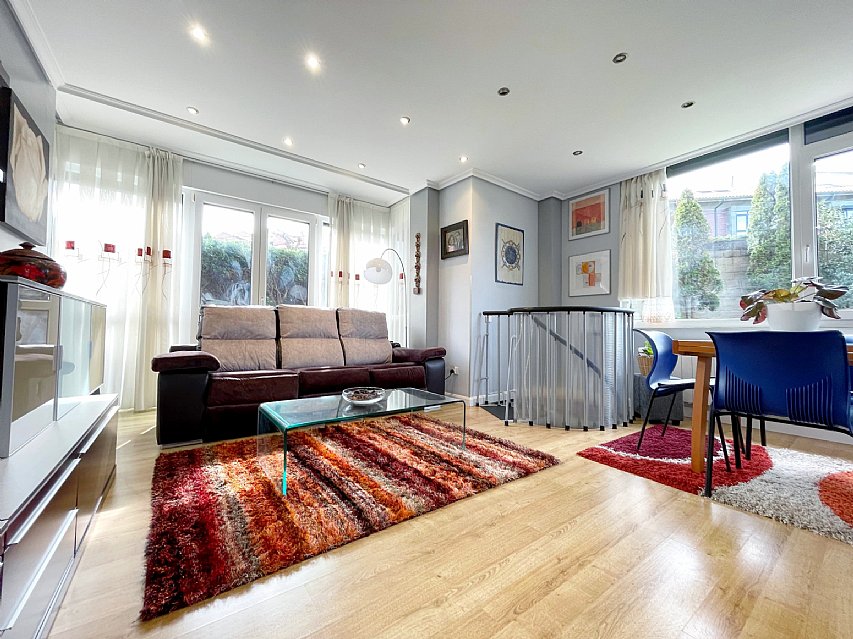 Estupenda vivienda con jardín privado, garaje y piscina comunitaria 