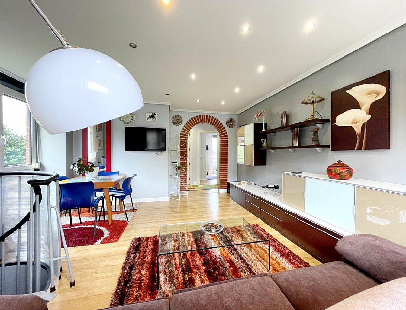 Estupenda vivienda con jardín privado, garaje y piscina comunitaria 