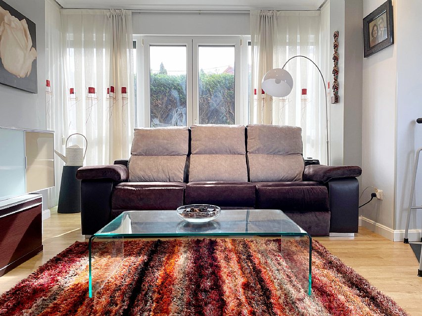 Estupenda vivienda con jardín privado, garaje y piscina comunitaria 