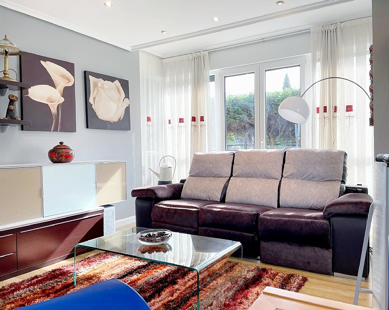 Estupenda vivienda con jardín privado, garaje y piscina comunitaria 