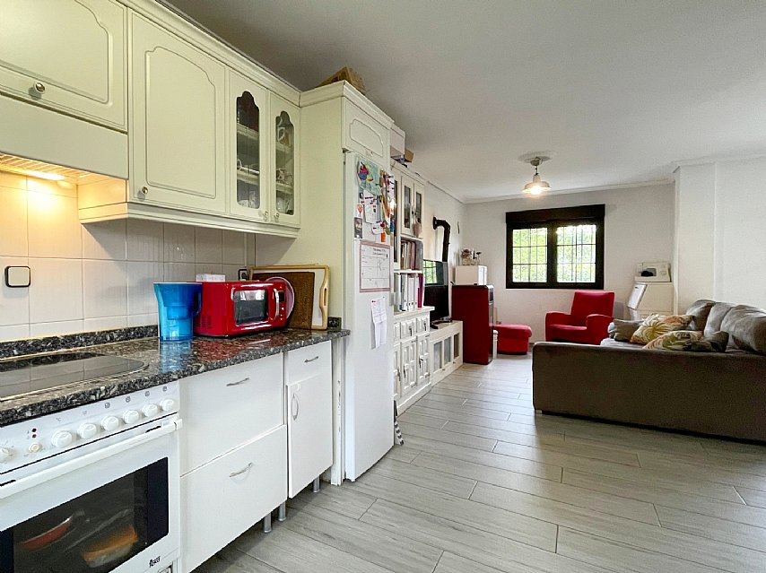 ESTUPENDA CASA CON JARDIN EN PUENTE ARCE