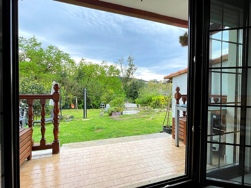 ESTUPENDA CASA CON JARDIN EN PUENTE ARCE