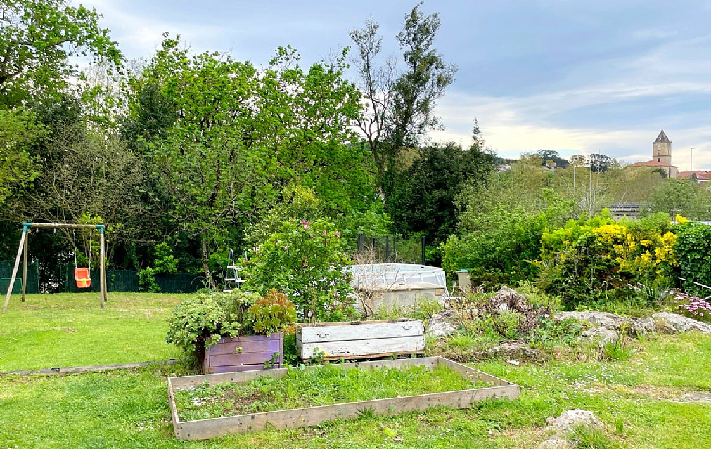 ESTUPENDA CASA CON JARDIN EN PUENTE ARCE