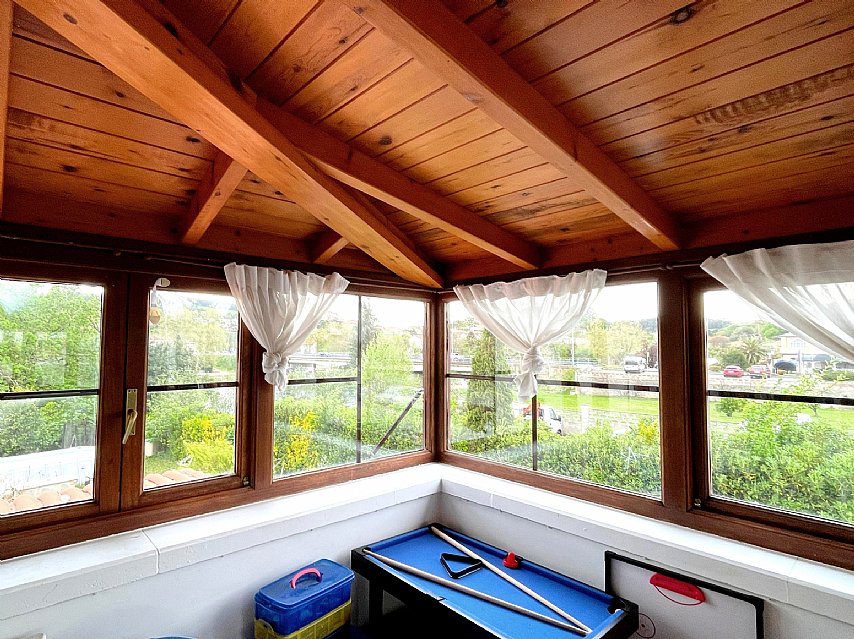 ESTUPENDA CASA CON JARDIN EN PUENTE ARCE