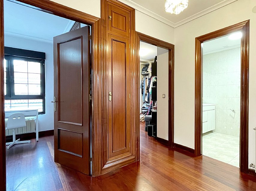 ESTUPENDA CASA CON JARDIN EN PUENTE ARCE