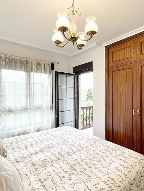 ESTUPENDA CASA CON JARDIN EN PUENTE ARCE