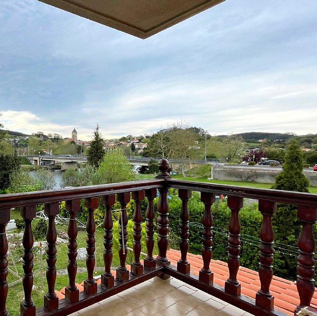 ESTUPENDA CASA CON JARDIN EN PUENTE ARCE