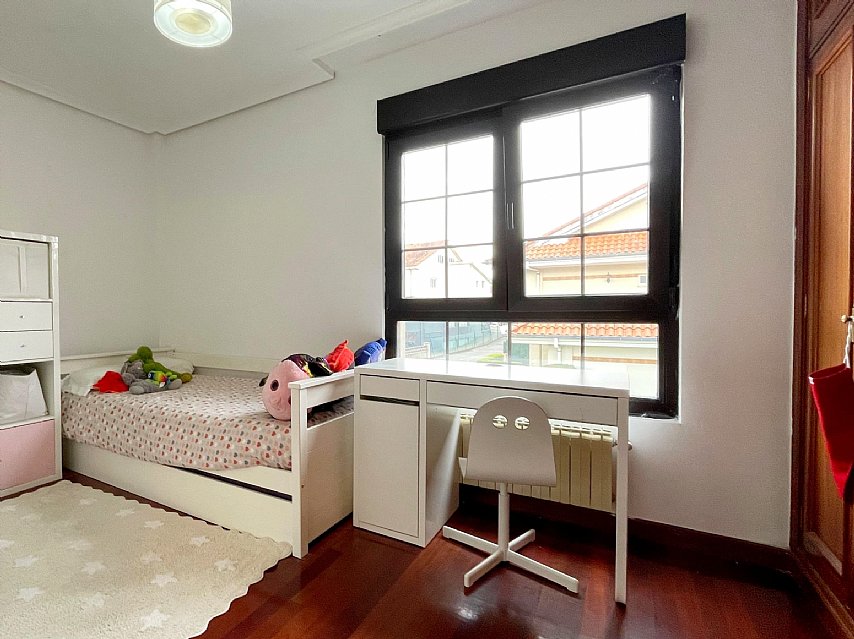 ESTUPENDA CASA CON JARDIN EN PUENTE ARCE