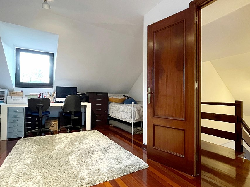 ESTUPENDA CASA CON JARDIN EN PUENTE ARCE