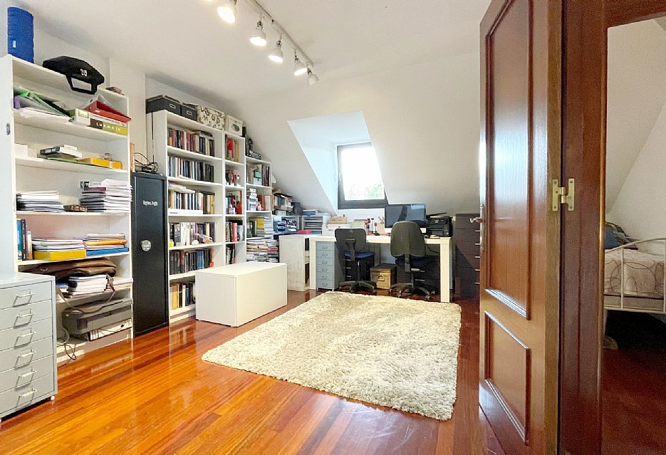 ESTUPENDA CASA CON JARDIN EN PUENTE ARCE