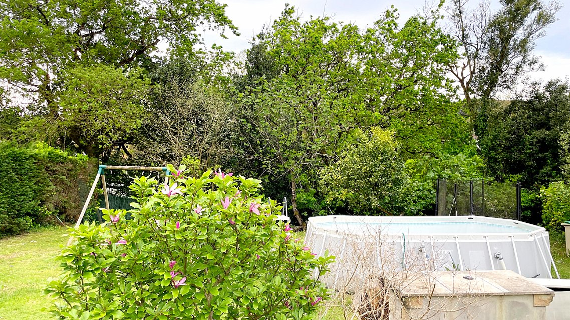 ESTUPENDA CASA CON JARDIN EN PUENTE ARCE