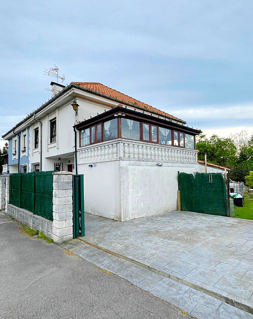 ESTUPENDA CASA CON JARDIN EN PUENTE ARCE