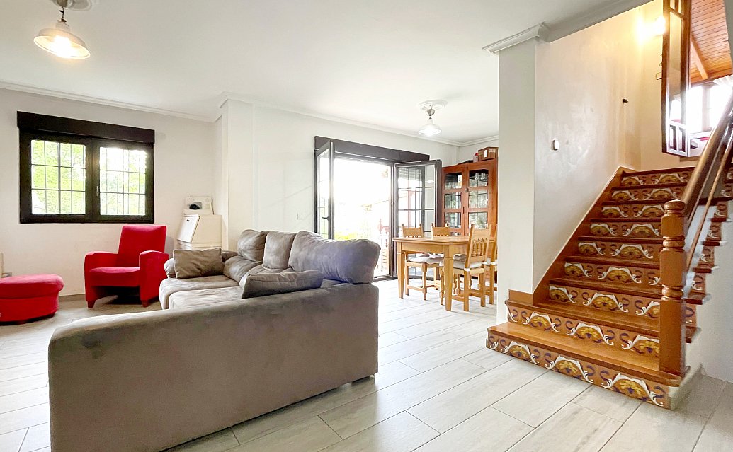 ESTUPENDA CASA CON JARDIN EN PUENTE ARCE